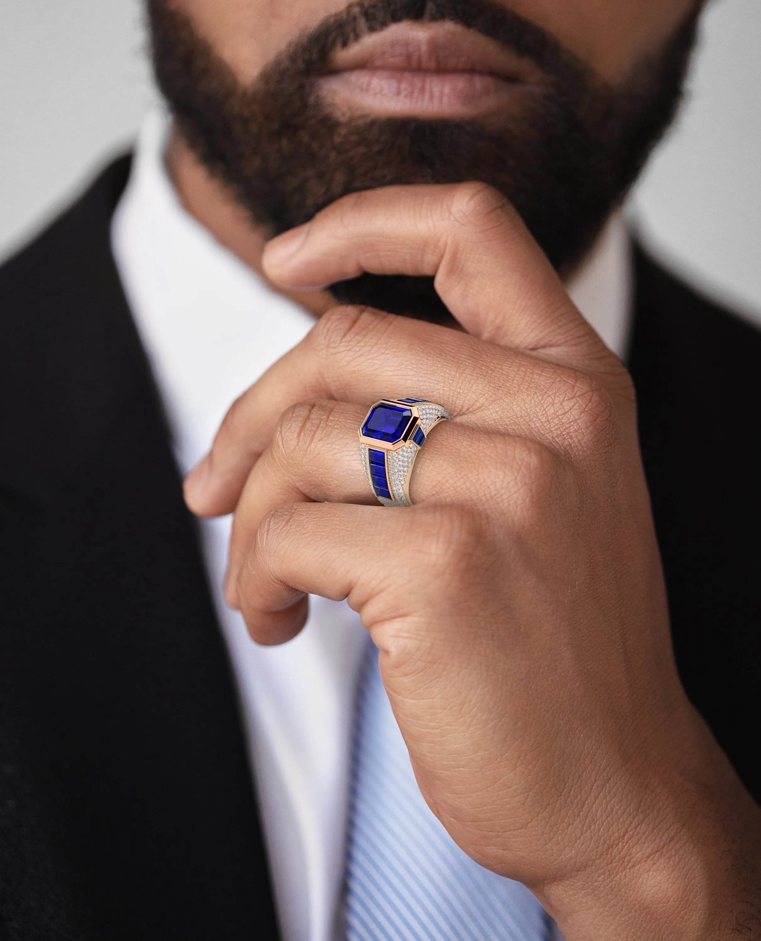 ROCHESTER Gold Signet Ring with 11.30ct Sapphires and Diamonds